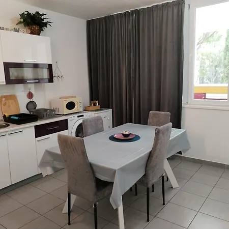 Suzana 2br With Balcony Split