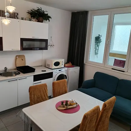 Suzana 2br With Balcony 公寓