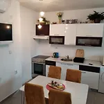 Suzana 2br With Balcony Apartment
