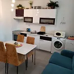 Suzana 2br With Balcony Apartment